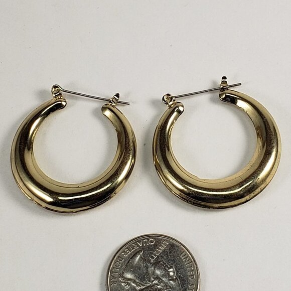 Women's Stunning Polished Gold tone Lightweight Hoop Earrings, 1.4-inch - Picture 4 of 9